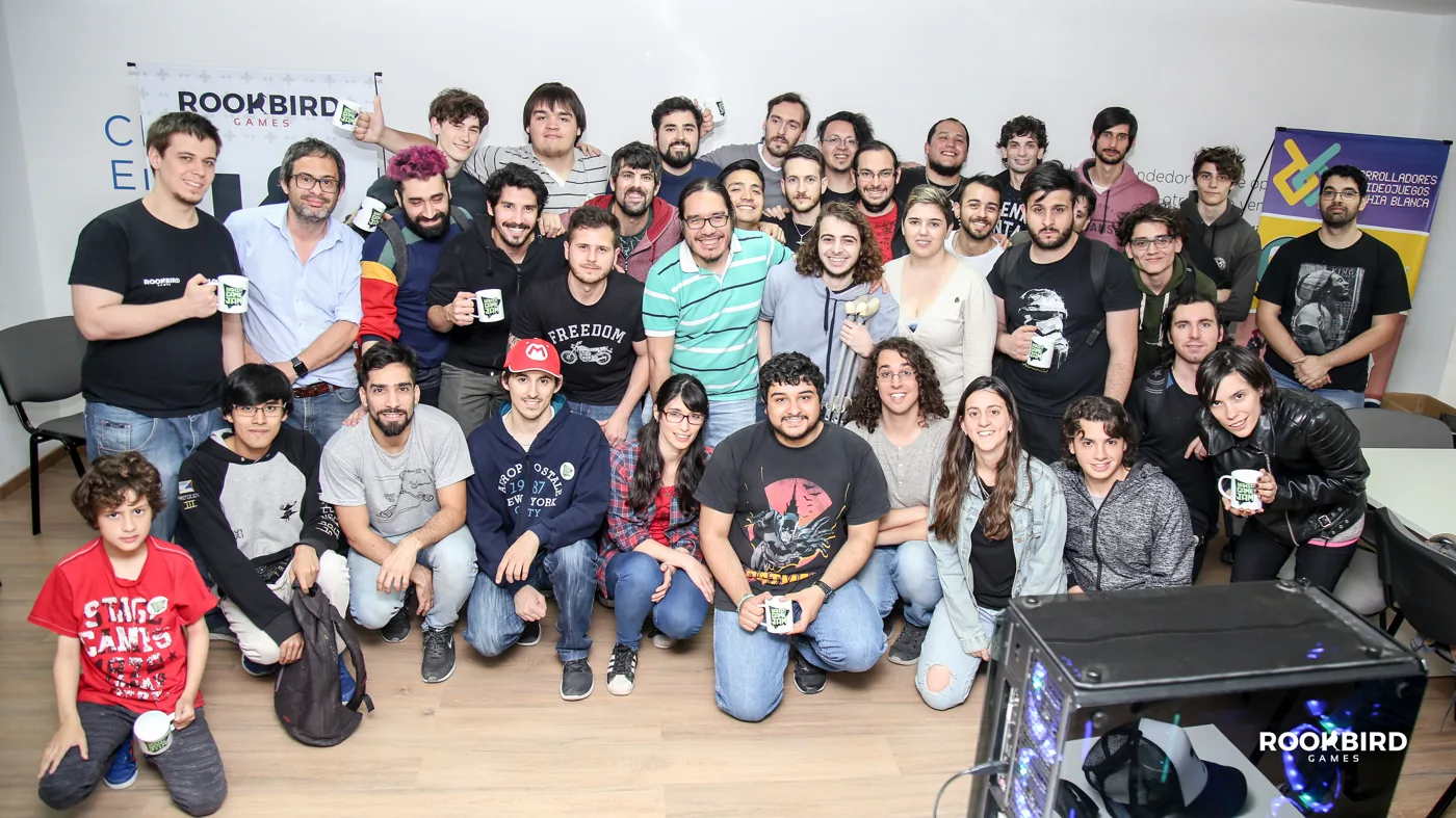 Foto grupal de la comunidad en un evento