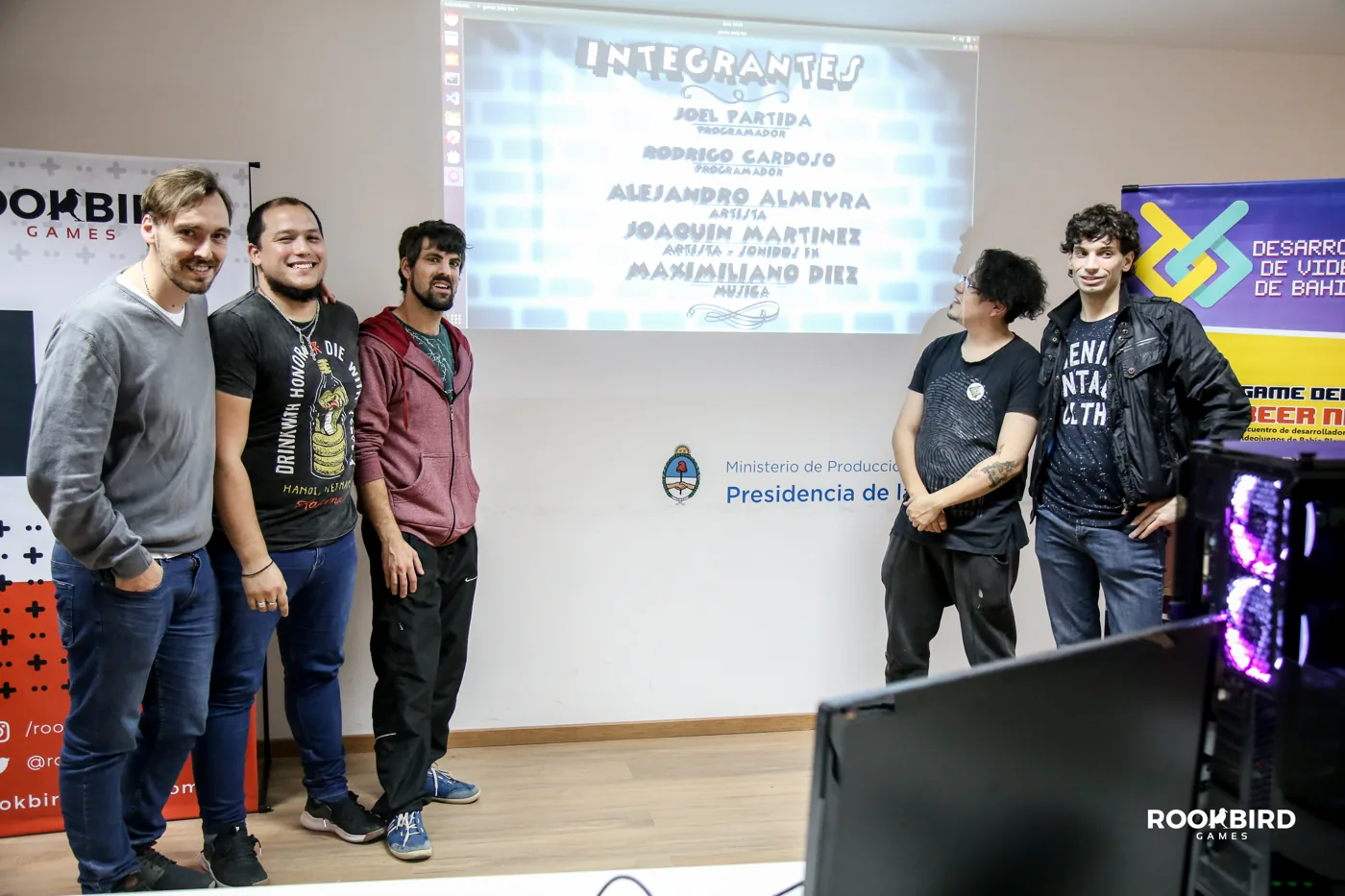 Equipo presentando su juego