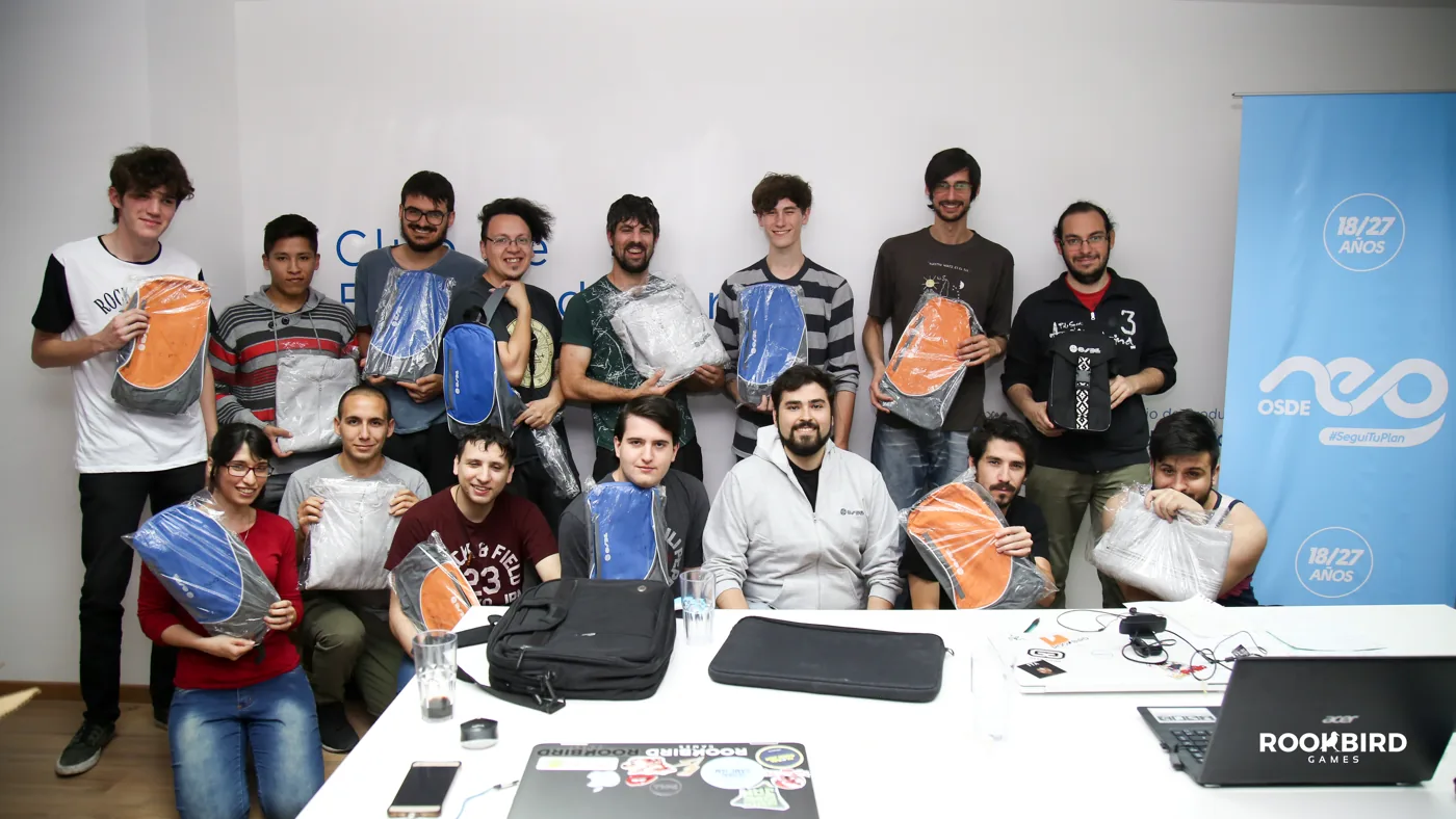 Participantes de una jam con sus premios