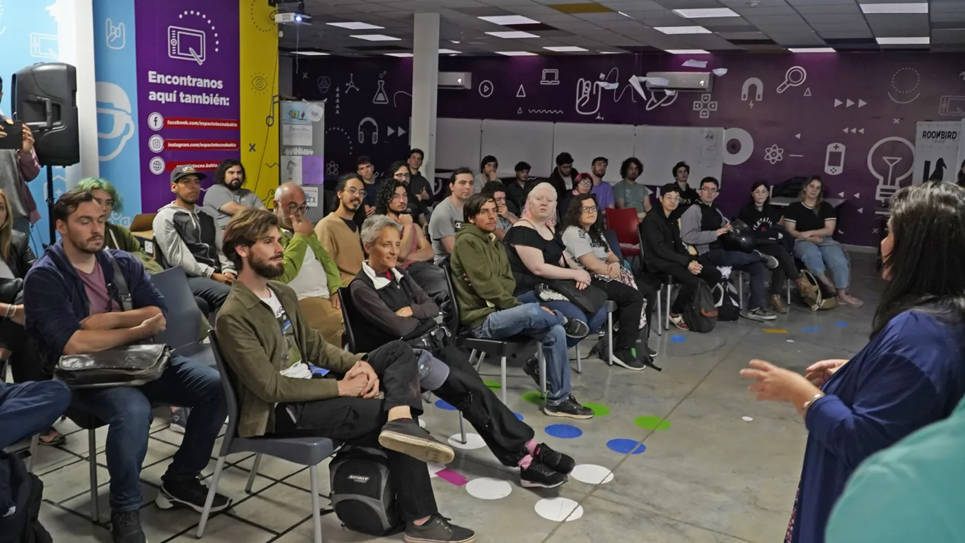 Asistentes a una charla de la comunidad